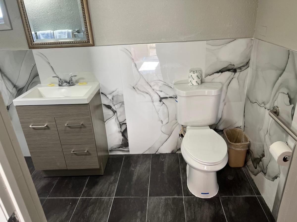 Miami Inn & Suites Оук Лоун Екстериор снимка