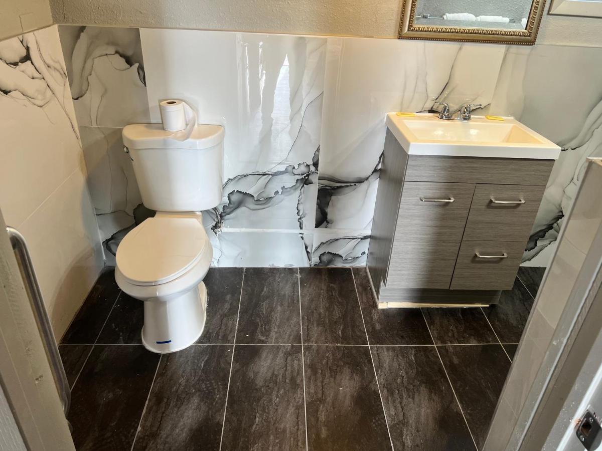 Miami Inn & Suites Оук Лоун Екстериор снимка