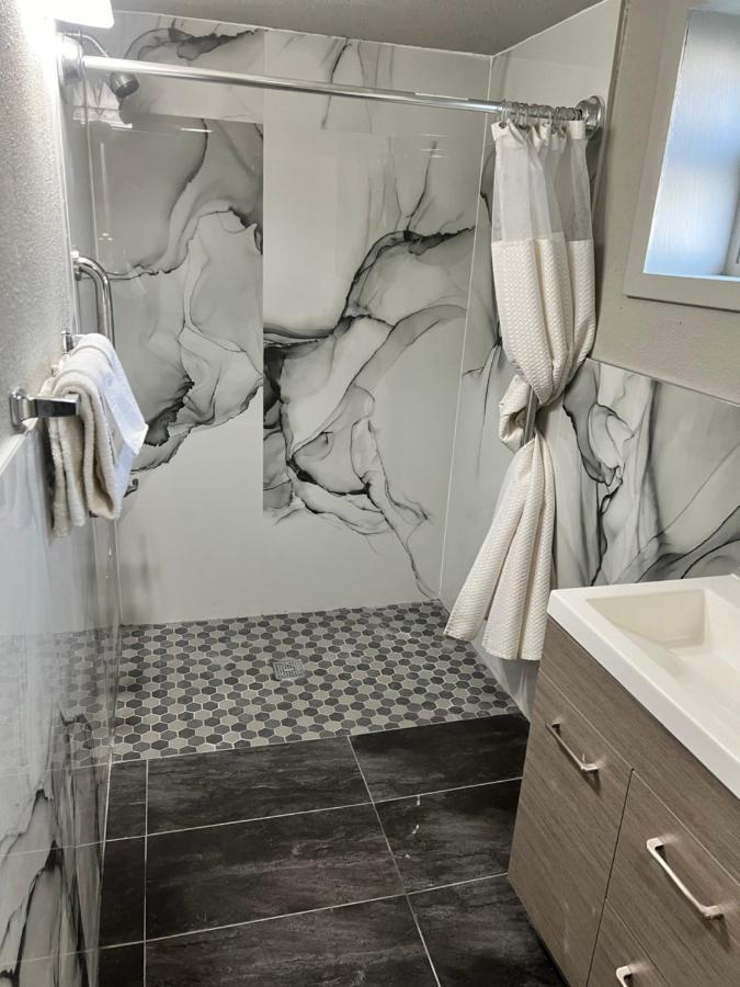 Miami Inn & Suites Оук Лоун Екстериор снимка