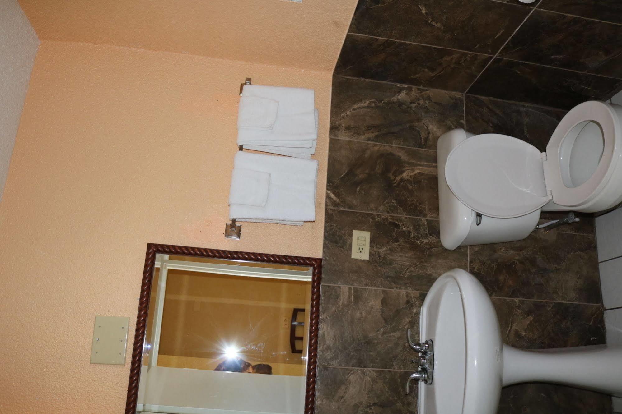 Miami Inn & Suites Оук Лоун Екстериор снимка