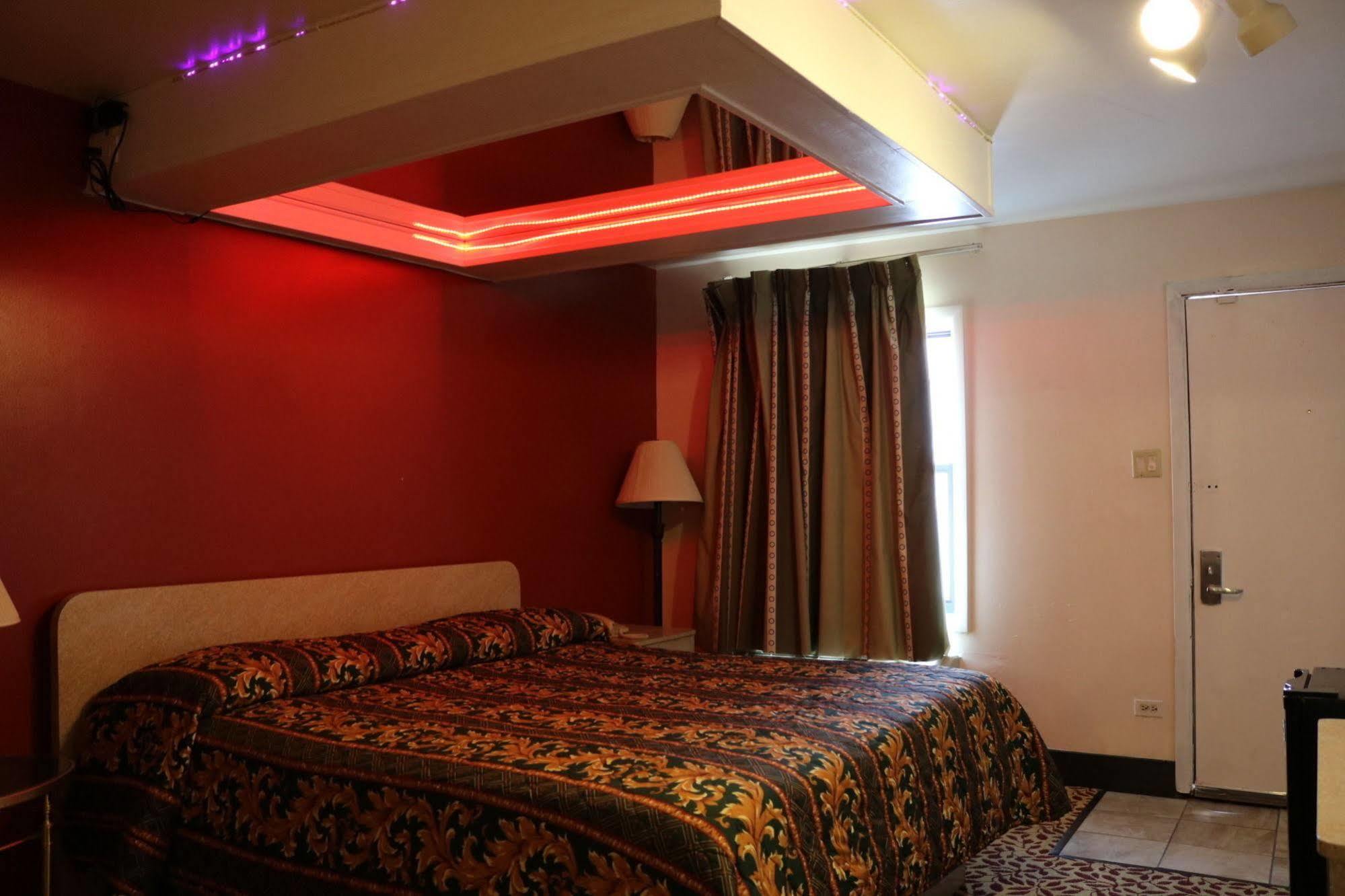 Miami Inn & Suites Оук Лоун Екстериор снимка