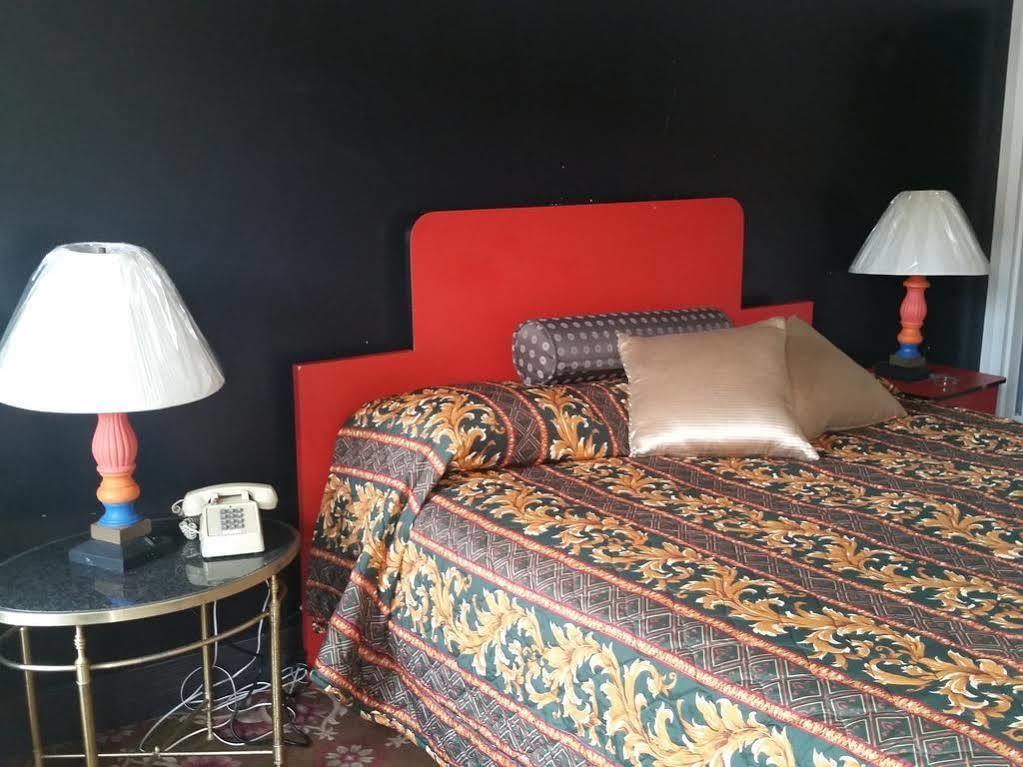 Miami Inn & Suites Оук Лоун Екстериор снимка