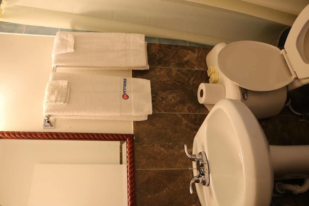 Miami Inn & Suites Оук Лоун Екстериор снимка