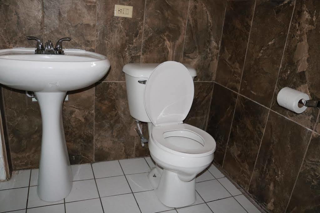 Miami Inn & Suites Оук Лоун Екстериор снимка