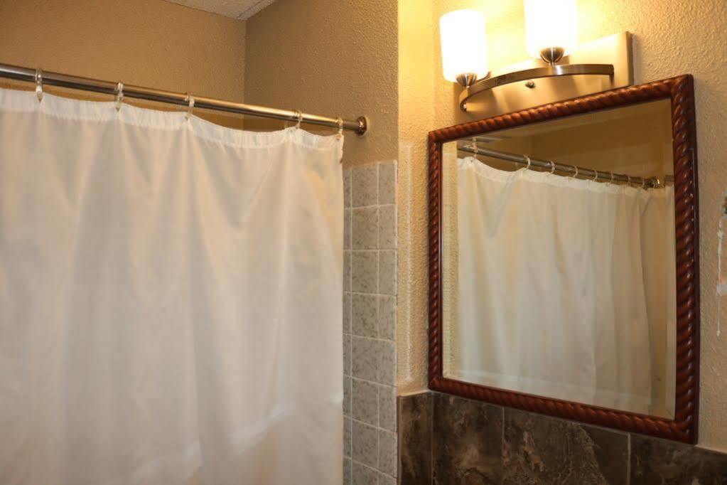 Miami Inn & Suites Оук Лоун Екстериор снимка