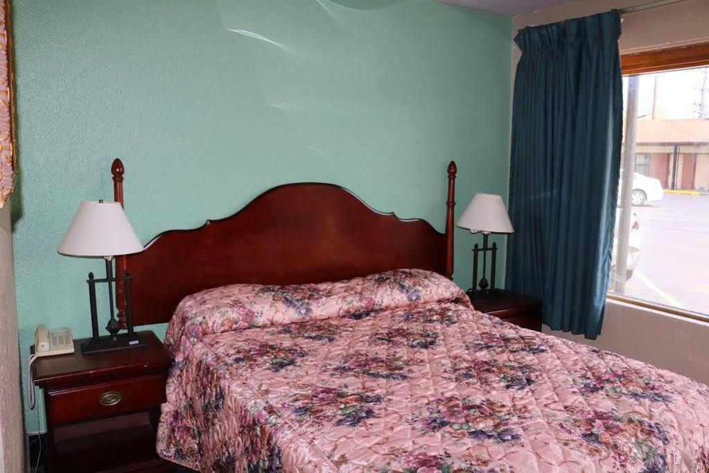 Miami Inn & Suites Оук Лоун Екстериор снимка